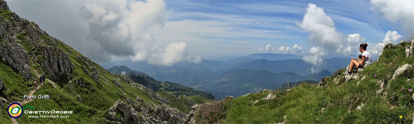 60 E qui ci fermiamo per un buon pranzetto al sacco per poi raggiungere la vetta ormai vicina.jpg